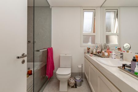 Casa de condomínio à venda com 300m², 4 quartos e 3 vagas Casa de condomínio à venda com 300m², 4 quartos e 3 vagasBanheiro da Suíte 1