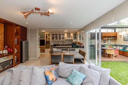 Casa de condomínio à venda com 300m², 4 quartos e 3 vagas Casa de condomínio à venda com 300m², 4 quartos e 3 vagasSala