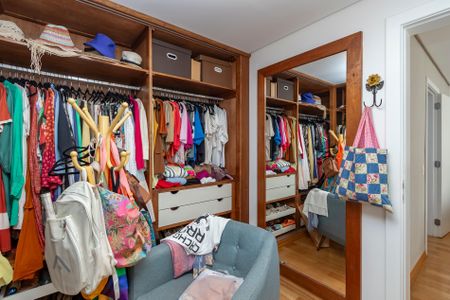 Casa de condomínio à venda com 300m², 4 quartos e 3 vagas Casa de condomínio à venda com 300m², 4 quartos e 3 vagasCloset da Suíte 1