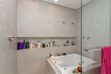 Casa de condomínio à venda com 300m², 4 quartos e 3 vagas Casa de condomínio à venda com 300m², 4 quartos e 3 vagasBanheiro da Suíte 1