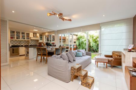 Casa de condomínio à venda com 300m², 4 quartos e 3 vagas Casa de condomínio à venda com 300m², 4 quartos e 3 vagasSala