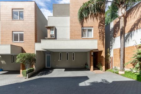 Casa de condomínio à venda com 300m², 4 quartos e 3 vagas Casa de condomínio à venda com 300m², 4 quartos e 3 vagasFachada
