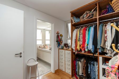 Casa de condomínio à venda com 300m², 4 quartos e 3 vagas Casa de condomínio à venda com 300m², 4 quartos e 3 vagasCloset da Suíte 1