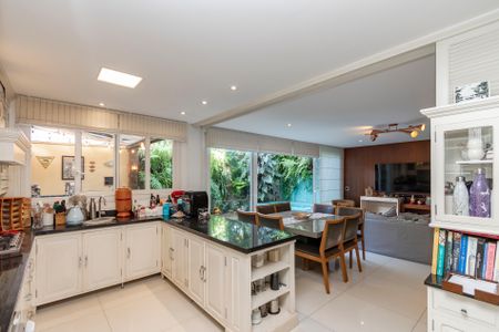 Casa de condomínio à venda com 300m², 4 quartos e 3 vagas Casa de condomínio à venda com 300m², 4 quartos e 3 vagasCozinha