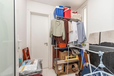 Casa de condomínio à venda com 300m², 4 quartos e 3 vagas Casa de condomínio à venda com 300m², 4 quartos e 3 vagasQuarto de Serviço