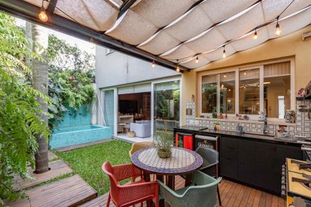 Casa de condomínio à venda com 300m², 4 quartos e 3 vagas Casa de condomínio à venda com 300m², 4 quartos e 3 vagasEspaço Gourmet