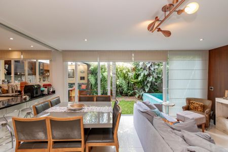 Casa de condomínio à venda com 300m², 4 quartos e 3 vagas Casa de condomínio à venda com 300m², 4 quartos e 3 vagasSala