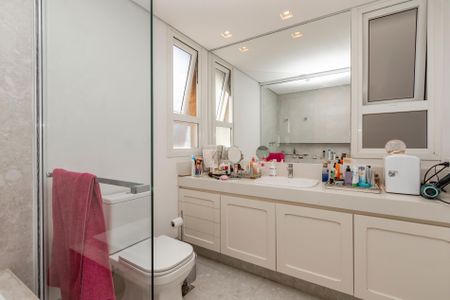 Casa de condomínio à venda com 300m², 4 quartos e 3 vagas Casa de condomínio à venda com 300m², 4 quartos e 3 vagasBanheiro da Suíte 1