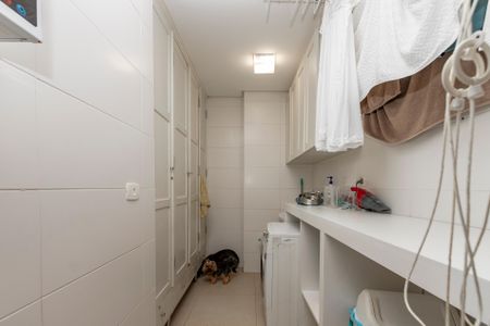 Casa de condomínio à venda com 300m², 4 quartos e 3 vagas Casa de condomínio à venda com 300m², 4 quartos e 3 vagasÁrea de Serviço