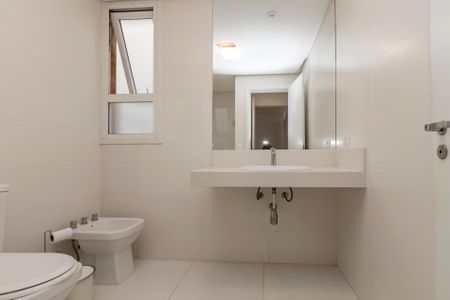 Casa de condomínio à venda com 300m², 4 quartos e 3 vagas Casa de condomínio à venda com 300m², 4 quartos e 3 vagasBanheiro da Suíte 3