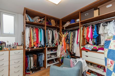 Casa de condomínio à venda com 300m², 4 quartos e 3 vagas Casa de condomínio à venda com 300m², 4 quartos e 3 vagasCloset da Suíte 1