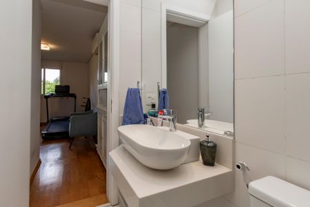 Casa de condomínio à venda com 300m², 4 quartos e 3 vagas Casa de condomínio à venda com 300m², 4 quartos e 3 vagasBanheiro da Suíte 2