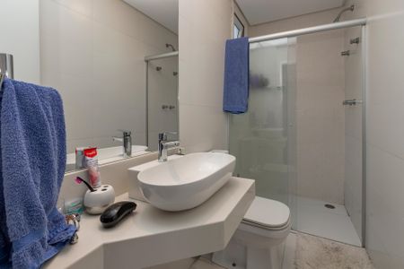 Casa de condomínio à venda com 300m², 4 quartos e 3 vagas Casa de condomínio à venda com 300m², 4 quartos e 3 vagasBanheiro da Suíte 2