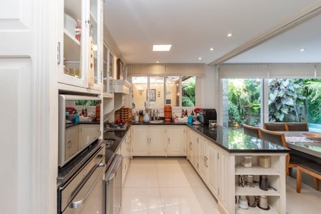 Casa de condomínio à venda com 300m², 4 quartos e 3 vagas Casa de condomínio à venda com 300m², 4 quartos e 3 vagasCozinha