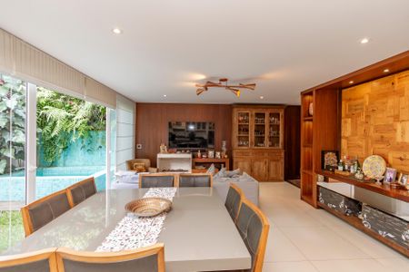 Casa de condomínio à venda com 300m², 4 quartos e 3 vagas Casa de condomínio à venda com 300m², 4 quartos e 3 vagasSala