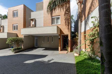Casa de condomínio à venda com 300m², 4 quartos e 3 vagas Casa de condomínio à venda com 300m², 4 quartos e 3 vagasFachada