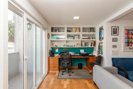 Casa de condomínio à venda com 300m², 4 quartos e 3 vagas Casa de condomínio à venda com 300m², 4 quartos e 3 vagasSala de TV/ Escritório