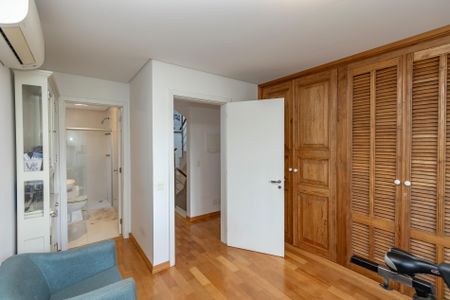 Casa de condomínio à venda com 300m², 4 quartos e 3 vagas Casa de condomínio à venda com 300m², 4 quartos e 3 vagasSuíte 2