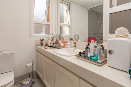 Casa de condomínio à venda com 300m², 4 quartos e 3 vagas Casa de condomínio à venda com 300m², 4 quartos e 3 vagasBanheiro da Suíte 1