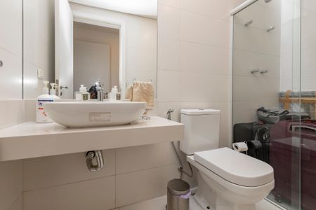 Casa de condomínio à venda com 300m², 4 quartos e 3 vagas Casa de condomínio à venda com 300m², 4 quartos e 3 vagasBanheiro da Suíte 4