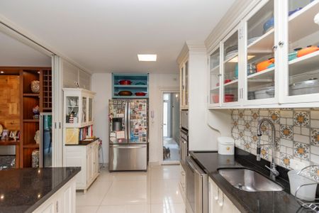 Casa de condomínio à venda com 300m², 4 quartos e 3 vagas Casa de condomínio à venda com 300m², 4 quartos e 3 vagasCozinha