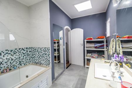 Casa de condomínio à venda com 350m², 3 quartos e 4 vagasBanheiro da Suíte 1