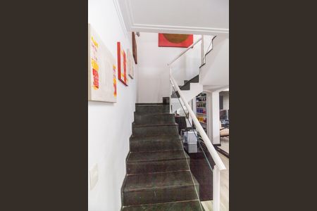 Casa de condomínio à venda com 350m², 3 quartos e 4 vagasEscada