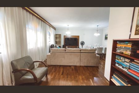 Casa à venda com 550m², 6 quartos e 5 vagas Casa à venda com 550m², 6 quartos e 5 vagasSala