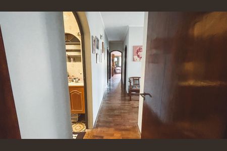 Casa à venda com 550m², 6 quartos e 5 vagas Casa à venda com 550m², 6 quartos e 5 vagasCorredor