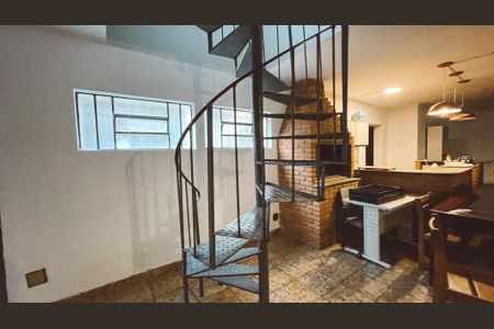 Casa à venda com 550m², 6 quartos e 5 vagas Casa à venda com 550m², 6 quartos e 5 vagasEscada