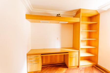 Apartamento à venda com 147m², 3 quartos e 3 vagas Apartamento à venda com 147m², 3 quartos e 3 vagasArmário