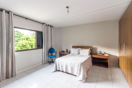 Casa à venda com 250m², 3 quartos e 6 vagas Casa à venda com 250m², 3 quartos e 6 vagasSuíte