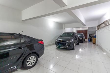 Casa à venda com 250m², 3 quartos e 6 vagas Casa à venda com 250m², 3 quartos e 6 vagasGaragem