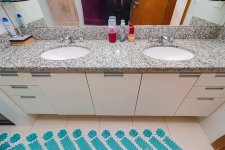 Casa à venda com 250m², 3 quartos e 6 vagasBanheiro da Suíte 1