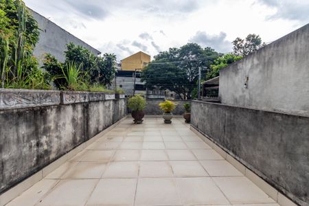 Casa à venda com 250m², 3 quartos e 6 vagas Casa à venda com 250m², 3 quartos e 6 vagasvaranda