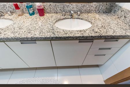 Casa à venda com 250m², 3 quartos e 6 vagas Casa à venda com 250m², 3 quartos e 6 vagasBanheiro da Suíte