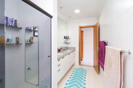 Casa à venda com 250m², 3 quartos e 6 vagasBanheiro da Suíte 1