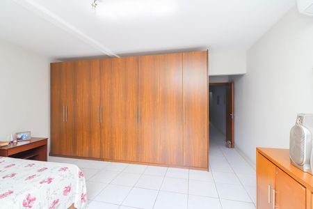 Casa à venda com 250m², 3 quartos e 6 vagasQuarto 1 - Suíte