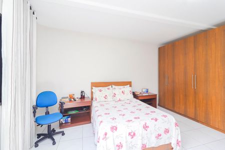 Casa à venda com 250m², 3 quartos e 6 vagasQuarto 1 - Suíte