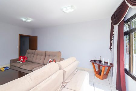 Casa à venda com 250m², 3 quartos e 6 vagasSala