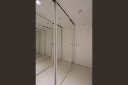 Apartamento à venda com 150m², 3 quartos e 2 vagas Apartamento à venda com 150m², 3 quartos e 2 vagasCloset da Suíte 1