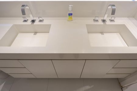 Apartamento à venda com 150m², 3 quartos e 2 vagas Apartamento à venda com 150m², 3 quartos e 2 vagasBanheiro da Suíte 1