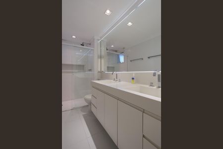 Apartamento à venda com 150m², 3 quartos e 2 vagas Apartamento à venda com 150m², 3 quartos e 2 vagasBanheiro da Suíte 1