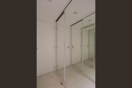 Apartamento à venda com 150m², 3 quartos e 2 vagas Apartamento à venda com 150m², 3 quartos e 2 vagasCloset da Suíte 1