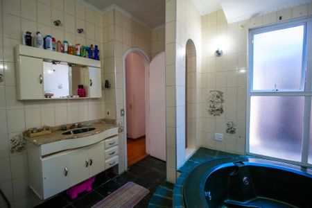 Casa para alugar com 240m², 4 quartos e 3 vagasBanheiro da Suíte