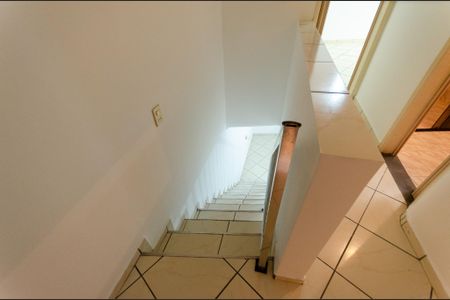 Casa para alugar com 300m², 5 quartos e 3 vagas Casa para alugar com 300m², 5 quartos e 3 vagasEscada - casa 2