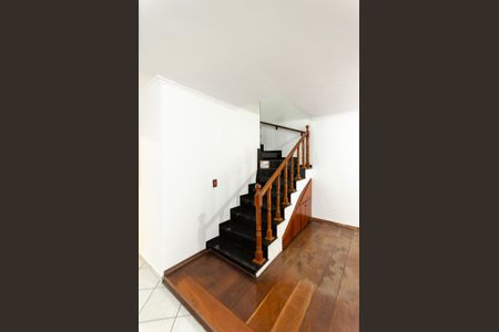 Casa para alugar com 300m², 5 quartos e 3 vagas Casa para alugar com 300m², 5 quartos e 3 vagasEscada - casa 1