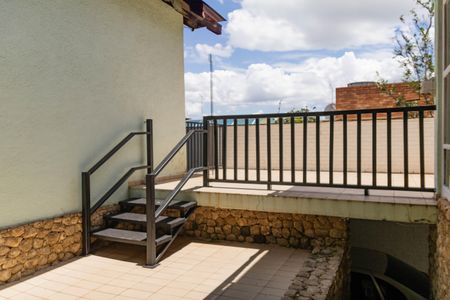 Casa à venda com 305m², 3 quartos e 3 vagas Casa à venda com 305m², 3 quartos e 3 vagasÁrea externa