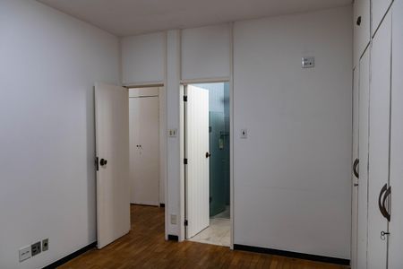 Casa à venda com 305m², 3 quartos e 3 vagas Casa à venda com 305m², 3 quartos e 3 vagasSuíte