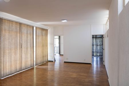 Casa à venda com 305m², 3 quartos e 3 vagas Casa à venda com 305m², 3 quartos e 3 vagasCopa